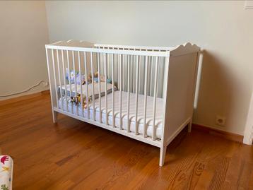Kinderbed hout met matras beschikbaar voor biedingen