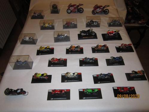 Motos miniatures 2 et casque rossi adam D, Verzamelen, Automerken, Motoren en Formule 1, Zo goed als nieuw, Motoren, Ophalen