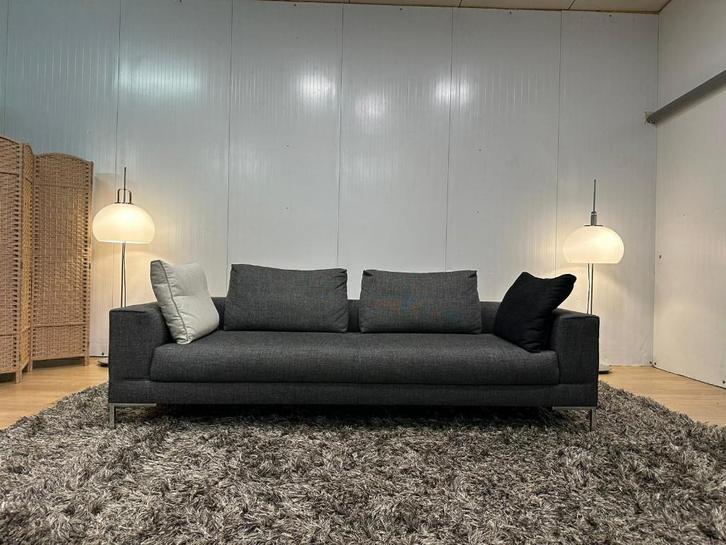 ZGAN Design on Stock Aikon Lounge 4 Zits Antraciet, Huis en Inrichting, Zetels | Zetels, Zo goed als nieuw, Rechte bank, Vierpersoons of meer