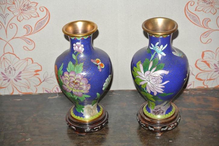 Paar Chinese cloisonnevazen op houten sokkels, Antiek en Kunst, Antiek | Vazen, Ophalen