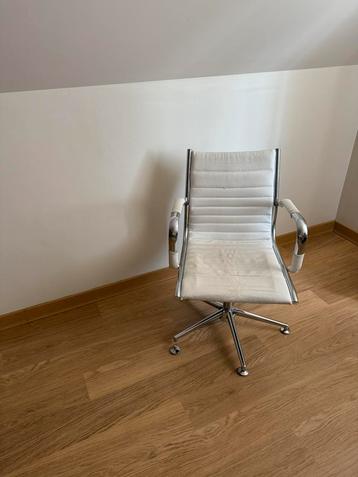 Bureaustoel beschikbaar voor biedingen