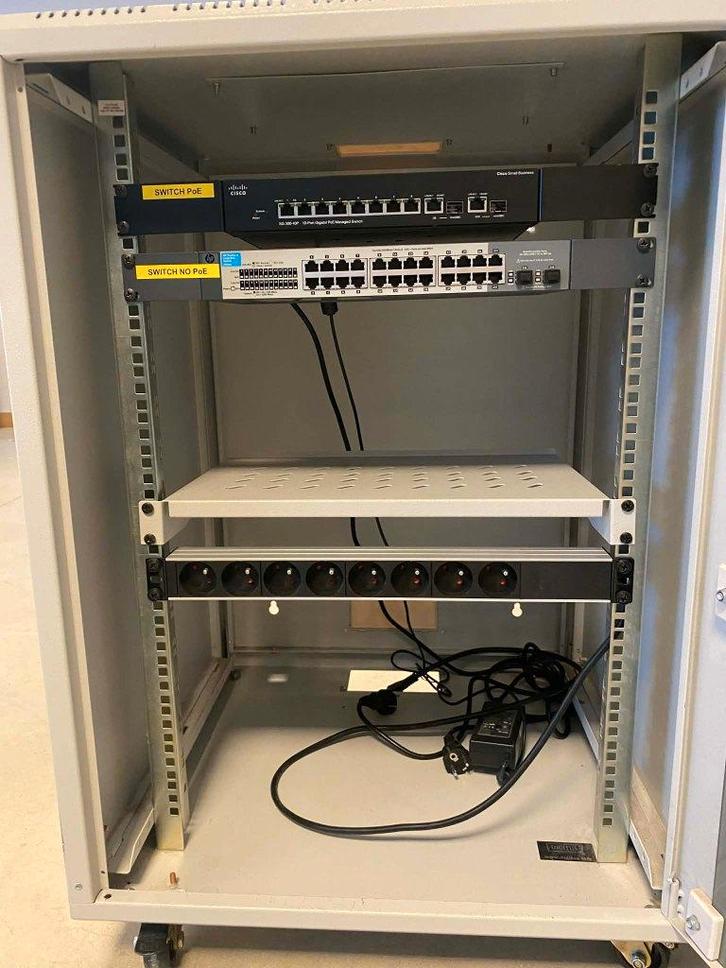 Netwerkkast met stekkerdoos en 2 schakelaars, Computers en Software, Pc- en Netwerkkabels, Zo goed als nieuw, Ophalen