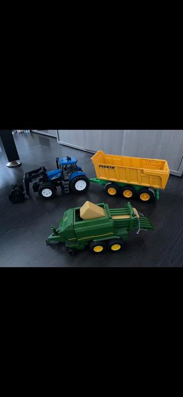 Bruder tractor met hooikar en laadkar beschikbaar voor biedingen