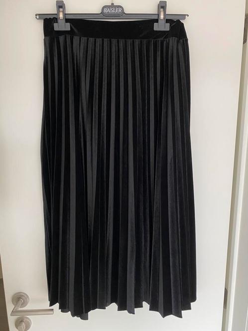 Jupe plissée noire aspect velours de New Collection, Vêtements | Femmes, Jupes, Comme neuf, Enlèvement ou Envoi