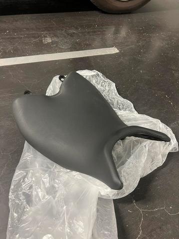 Triumph Daytona 660 origineel verlaagd zadel beschikbaar voor biedingen