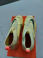 Indoor voetbalschoenen geel - Nike, Sport en Fitness, Voetbal, Ophalen, Gebruikt, Schoenen