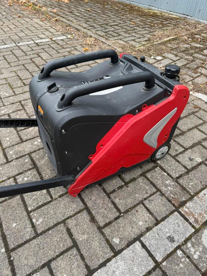 Draagbare inverter generator 230V / 3.0 kW met handvat, Doe-het-zelf en Bouw, Elektriciteit en Kabels, Zo goed als nieuw, Stopcontact
