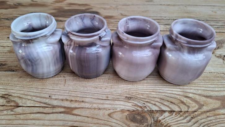 4 melkglazen wit / lila / roze / paarse potjes uit België, Antiek en Kunst, Curiosa en Brocante, Ophalen of Verzenden