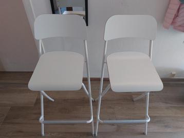 Lot de 2 chaises hautes pliantes Ikea disponible aux enchères