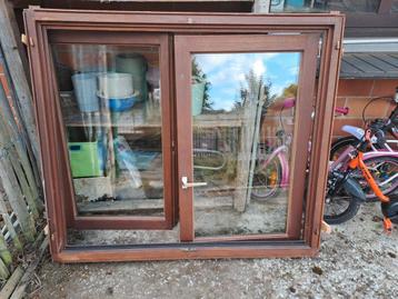 Houten raam met rolluik  beschikbaar voor biedingen