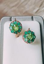 Antieke oorbellen met peridots 2,80kt en smaragden 3,10kt, Hangers, Ophalen of Verzenden, Zo goed als nieuw, Met edelsteen