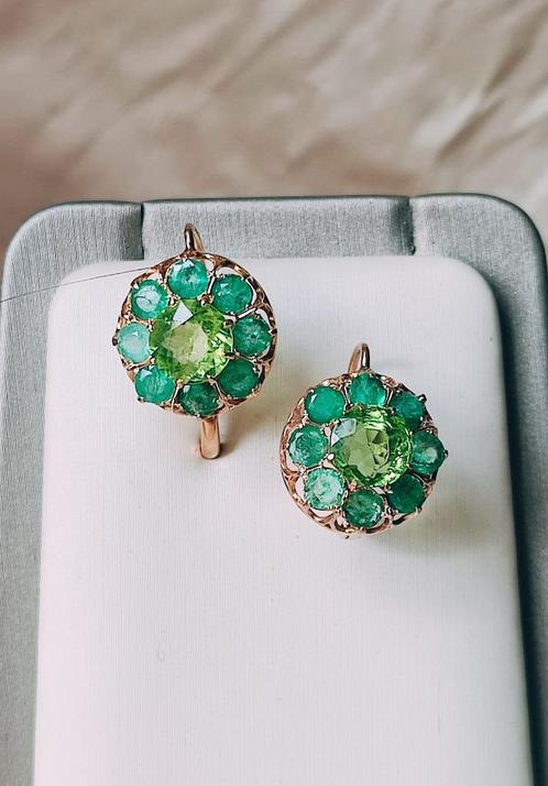 Antieke oorbellen met peridots 2,80kt en smaragden 3,10kt, Handtassen en Accessoires, Oorbellen, Zo goed als nieuw, Hangers, Goud