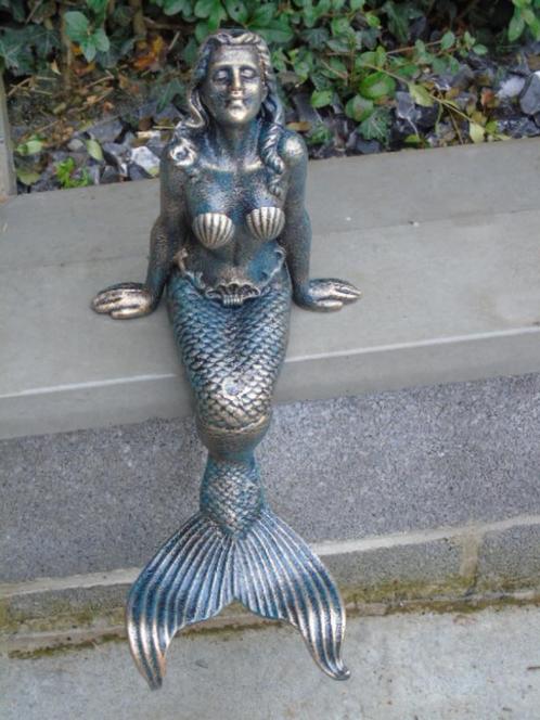 een zittende zeemeermin in gietijzer met gepatineerde kleure, Tuin en Terras, Tuinwanddecoratie, Nieuw, Ophalen