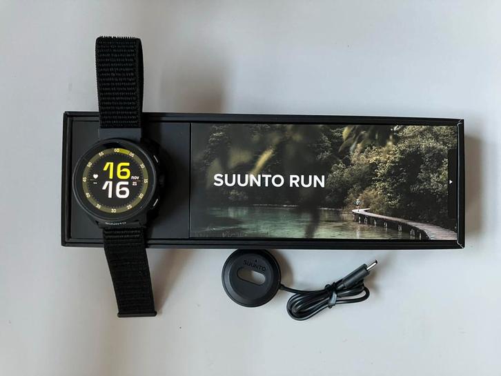 Suunto Run - Black - Nylon strap - AMOLED Display, Bijoux, Sacs & Beauté, Montres de sport, Utilisé, Noir, GPS, Enlèvement ou Envoi