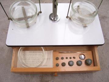 Weegschaal met gewichtjes beschikbaar voor biedingen