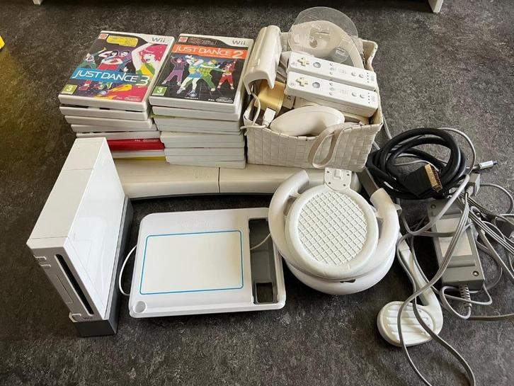 Nintendo Wii set met 19 spellen + accesoires, Games en Spelcomputers, Games | Nintendo Wii, Gebruikt, Sport, 2 spelers, Vanaf 3 jaar