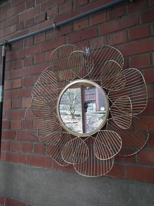 Grote bloemenspiegel van goudkleurig metaal (68x68x11 cm) De, Huis en Inrichting, Woonaccessoires | Spiegels, Nieuw, 50 tot 75 cm