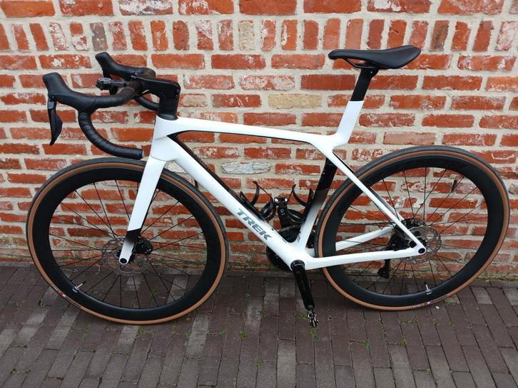 Trek madone sl6 gen 8 white prismatic, Fietsen en Brommers, Fietsen | Racefietsen, Nieuw, Carbon, Ophalen