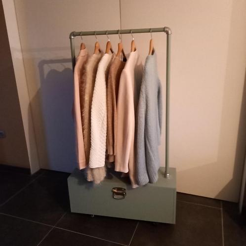 kledingrek op wielen en opberg vak met klep Vintage groen, Kleding | Dames, Kledingrekken, Ophalen