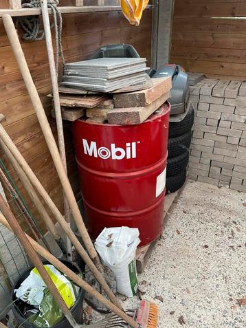 Leeg olievat Mobil beschikbaar voor biedingen