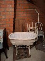 Oude retro wieg met hemel, Ophalen