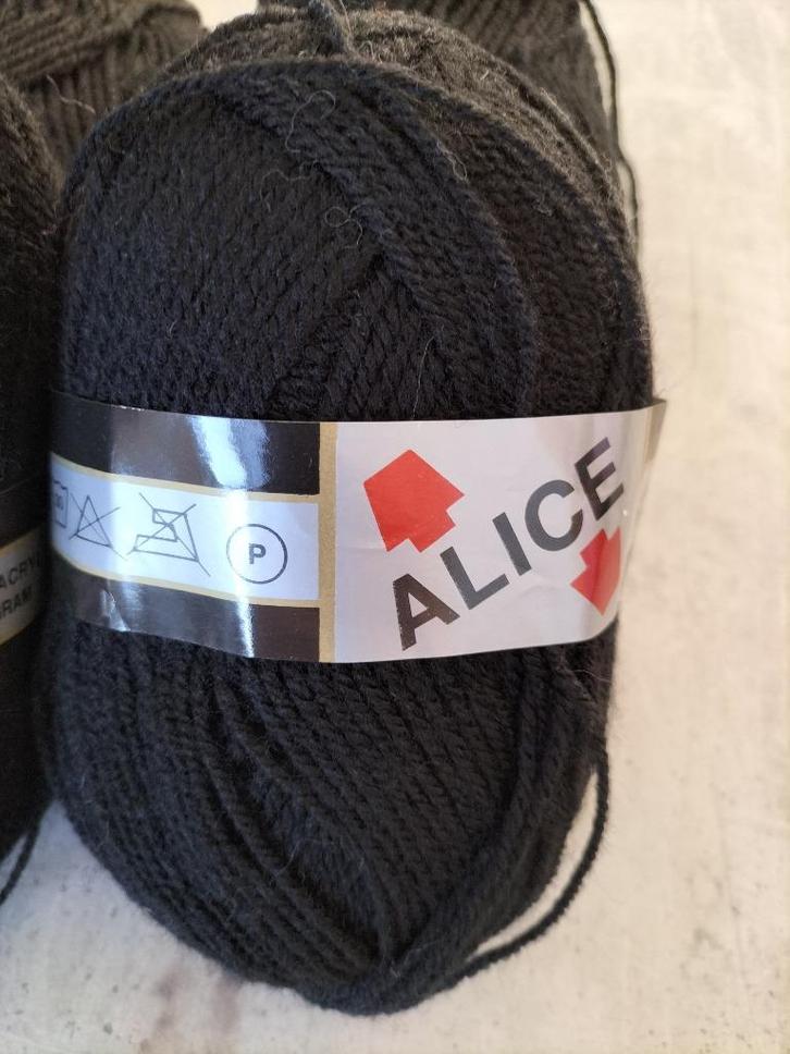 Zwarte wollen bal van Alice (6 ballen)., Hobby en Vrije tijd, Breien en Haken, Ophalen of Verzenden