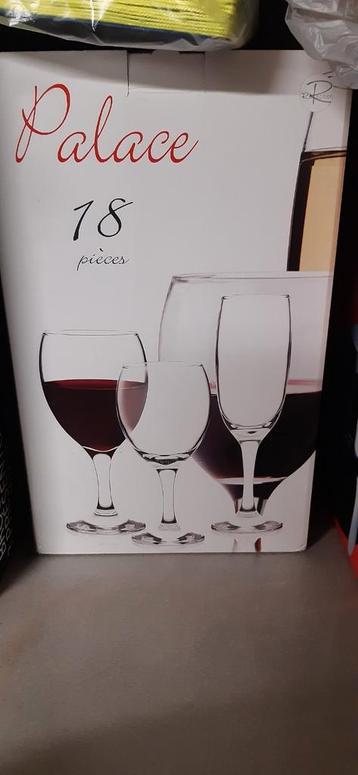 18 Verres sur pied. Neuf  beschikbaar voor biedingen