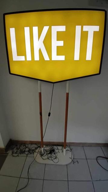 Lichtreclame beschikbaar voor biedingen