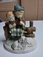 Een bicuiq beeldje van een jongen en meisje op een bankje, Verzamelen, Zo goed als nieuw, Ophalen
