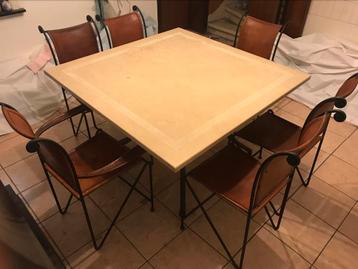 Vierkante eettafel in natuursteen met 6 lederen stoelen beschikbaar voor biedingen