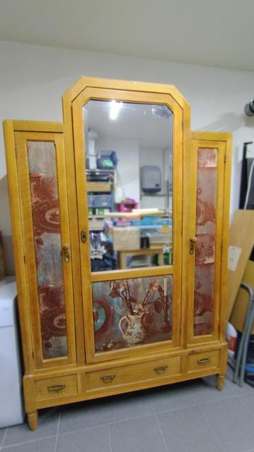 Klassieke houten kleerkast met spiegel beschikbaar voor biedingen