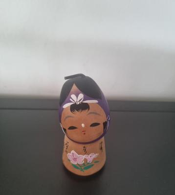 Schattige Peer Kokeshi beschikbaar voor biedingen
