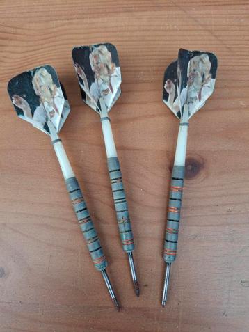 Vintage dartspijltjes beschikbaar voor biedingen