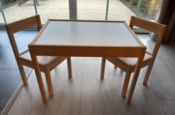 Kindertafeltje met 2 stoeltjes beschikbaar voor biedingen