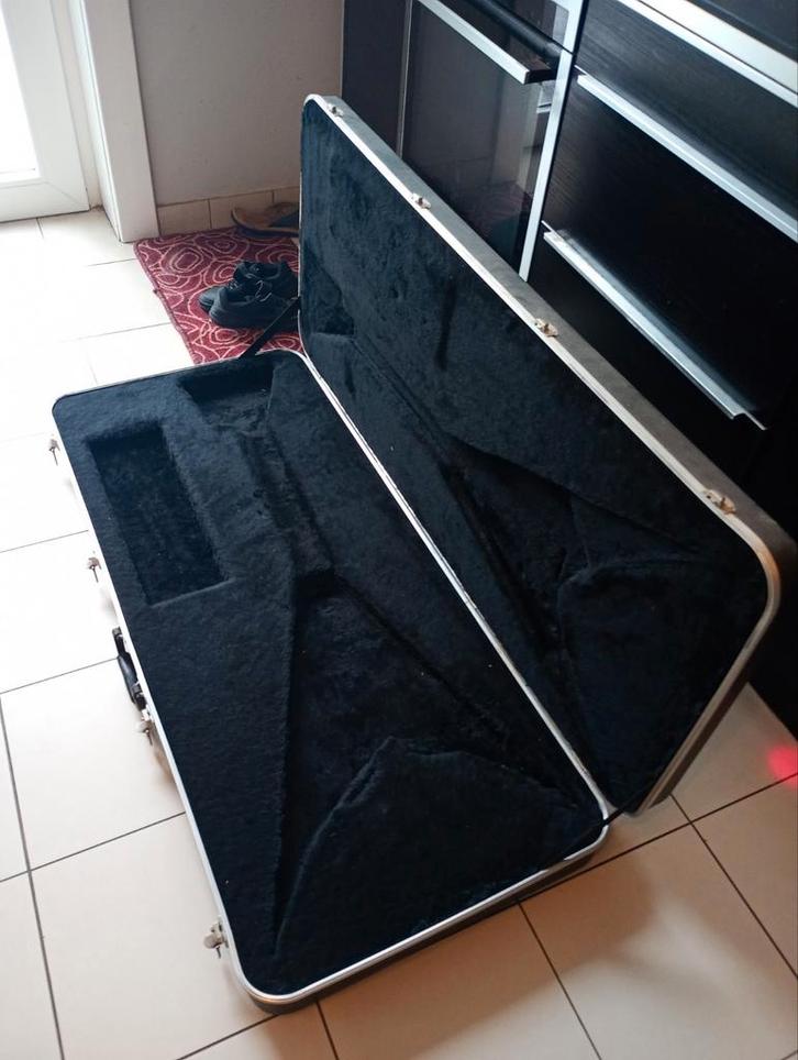 Charvel / Jackson King V Case, Musique & Instruments, Instruments à corde | Guitares | Acoustiques, Enlèvement