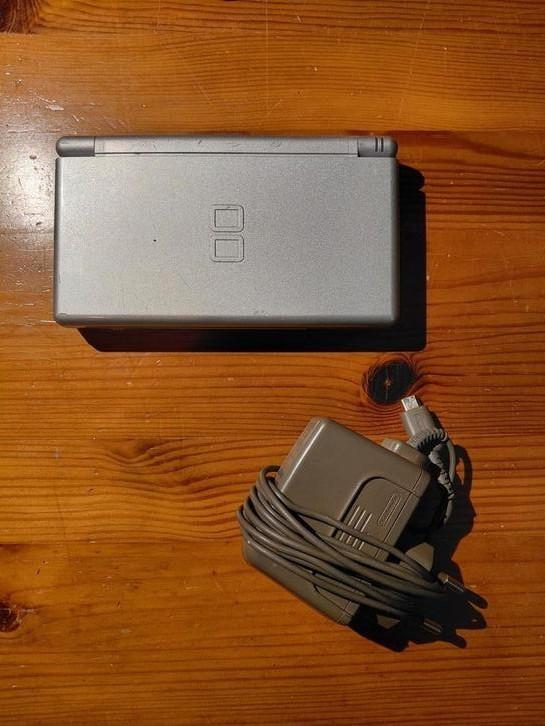 Nintendo DS Lite grijs, Games en Spelcomputers, Games | Nintendo 2DS en 3DS, Zo goed als nieuw, Ophalen of Verzenden