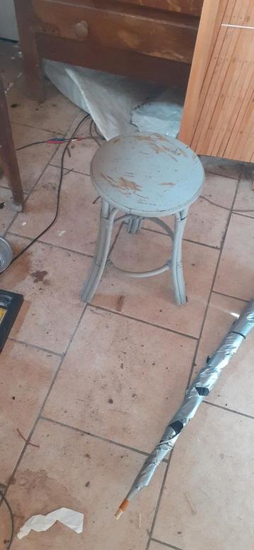 Tabouret en bois à repeindre 5€ beschikbaar voor biedingen