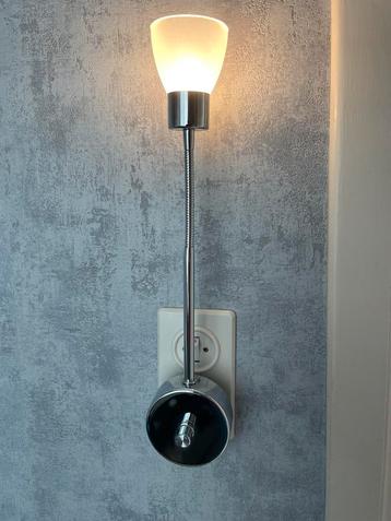 Plugin led lamp dimbaar op flexibele staander. beschikbaar voor biedingen