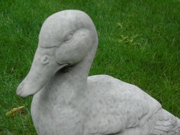 statue d un canard debout en pierre ...