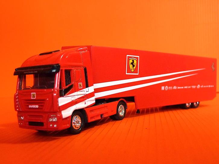 Iveco FERRARI-truck met aanhanger - New-Ray, Hobby en Vrije tijd, Modelbouw | Auto's en Voertuigen, Gebruikt, Truck, 1:50 of kleiner