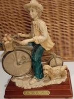 Figurine d'enfant sur vélo avec son chien, Collections