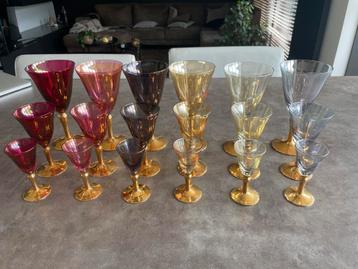 Antiek 18 delig glas servies beschikbaar voor biedingen