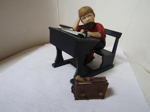Schitterende set van de „Schooljongen aan zijn bureau”, Antiek en Kunst, Antiek | Keramiek en Aardewerk, Ophalen of Verzenden