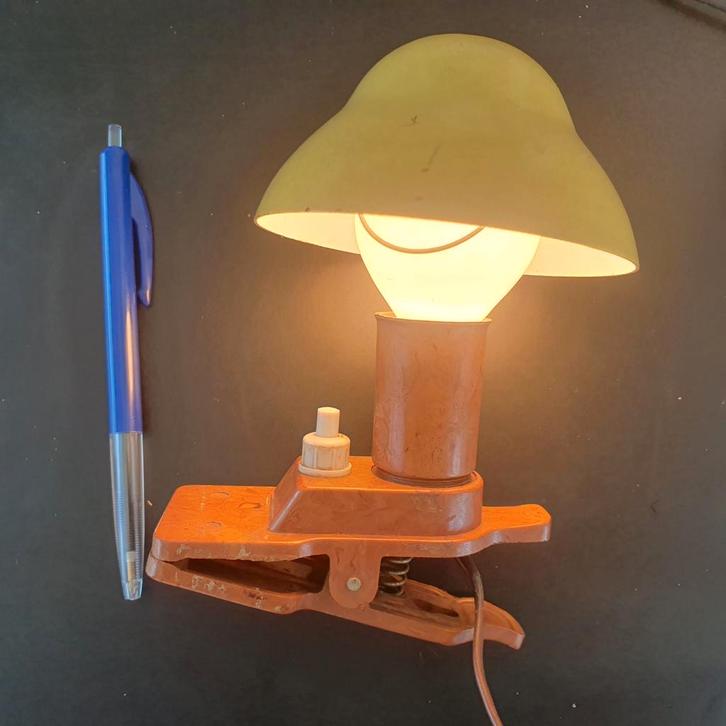 Hergil , bauhaus design bakeliet klemspot , leeslampje, Antiek en Kunst, Antiek | Verlichting, Ophalen of Verzenden