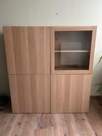 Vitrinekast Besta, Huis en Inrichting, Ophalen, Met deur(en), 100 tot 150 cm, Zo goed als nieuw