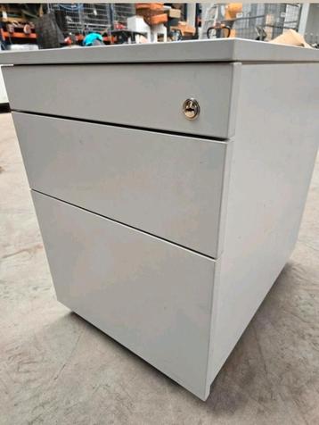 Meuble à tiroirs, commode, bloc de bureau, classeur, meuble  disponible aux enchères