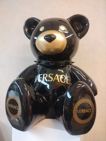 Teddy beer zittend hommage aan Versace beschikbaar voor biedingen