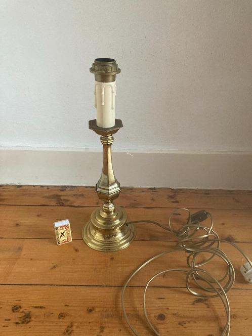Kitsch kaars op klassieke goudkleurige lampvoet kandelaar, Huis en Inrichting, Woonaccessoires | Kandelaars en Kaarsen, Gebruikt