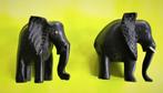 2 uitgesneden olifanten in vintage ebbenhout