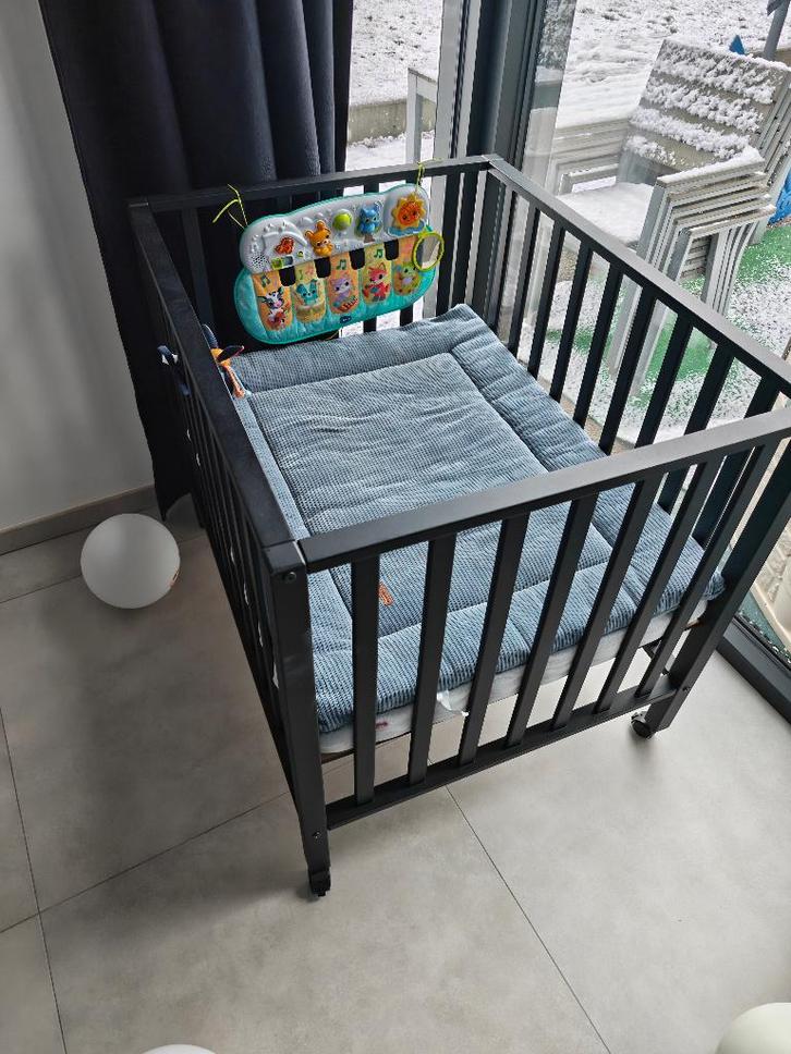 WOODBABY - PARC HUGO NOIR, Enfants & Bébés, Parcs, Comme neuf, Rectangulaire, Réglable en hauteur, Tapis de parc, Roulettes, Enlèvement